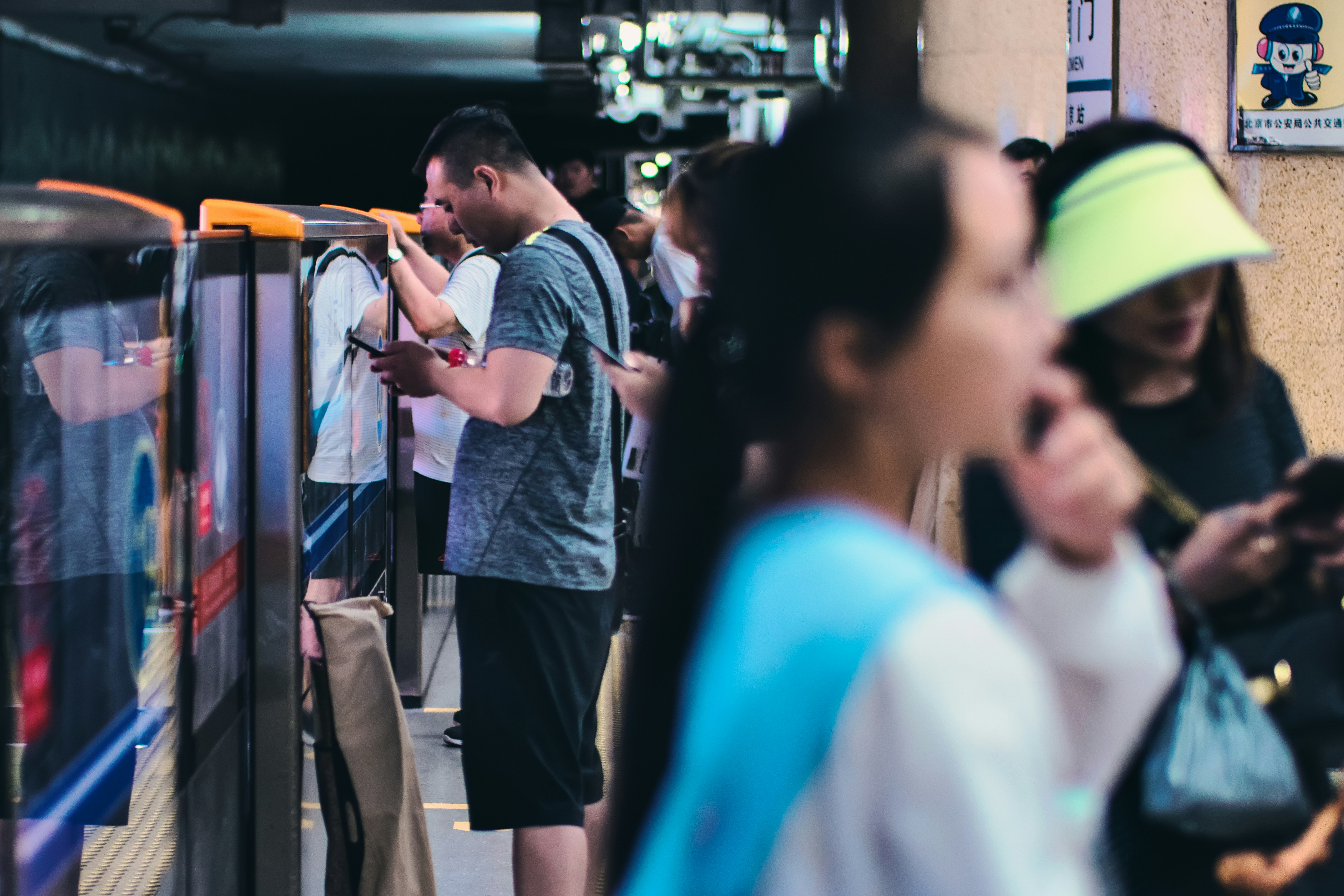 shallow focus photo of man in gray T-shirt