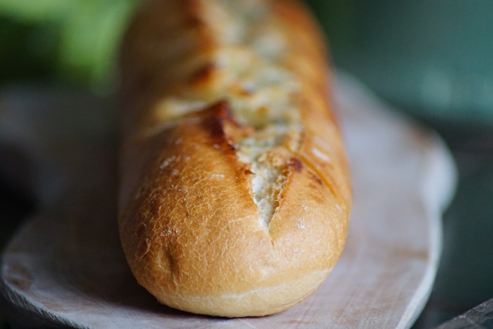 closeup photo of bread on plate