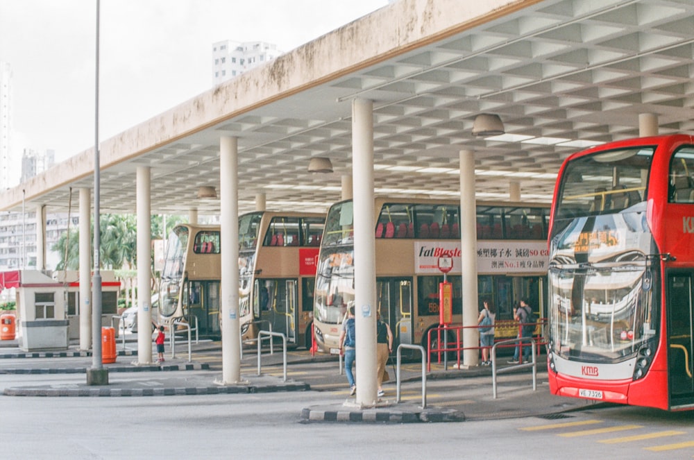 Personas delante del autobús