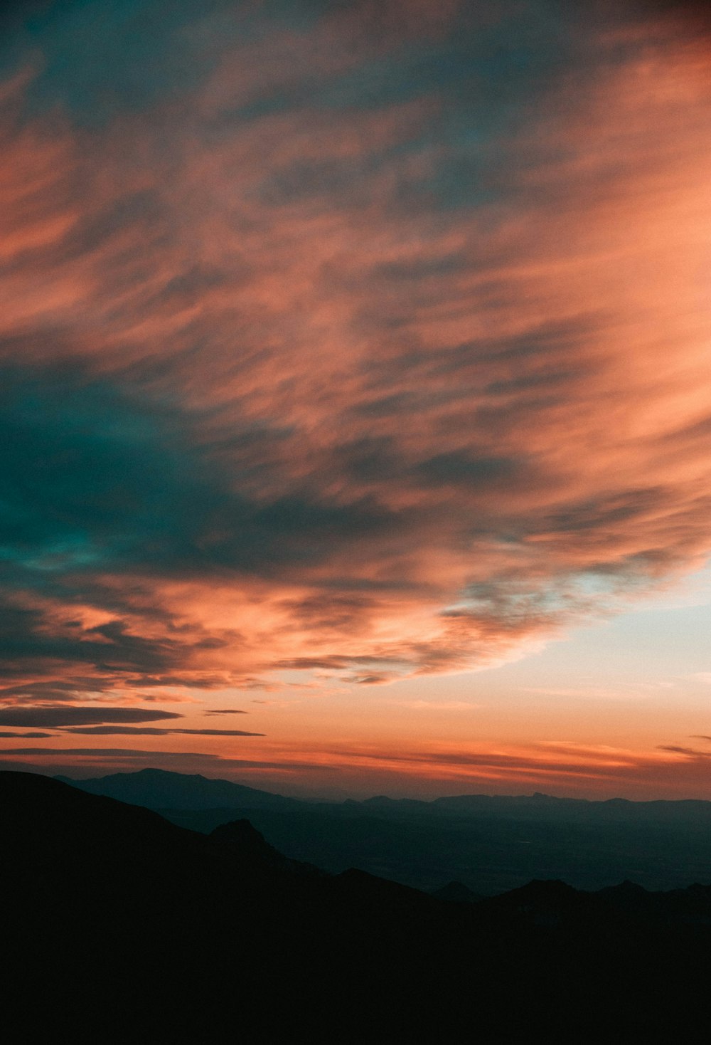 silhueta das montanhas sob o céu nublado durante o dia