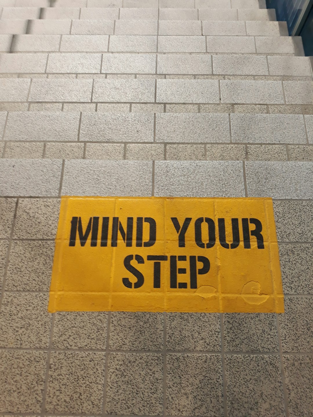  mind your step signage on stairs doormat