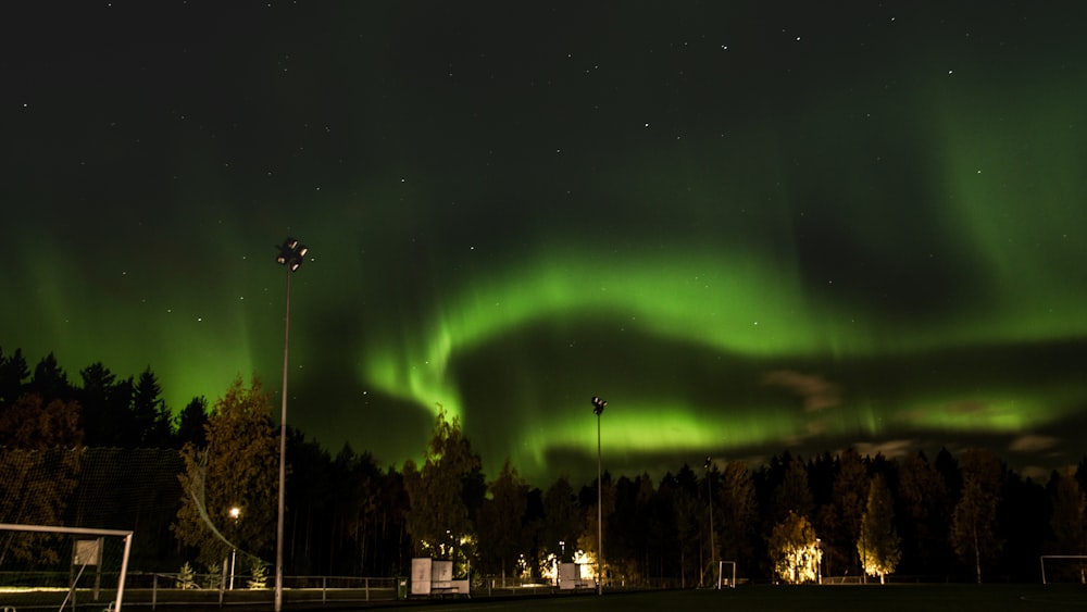 Eine große grüne Aurora trug sich am Nachthimmel