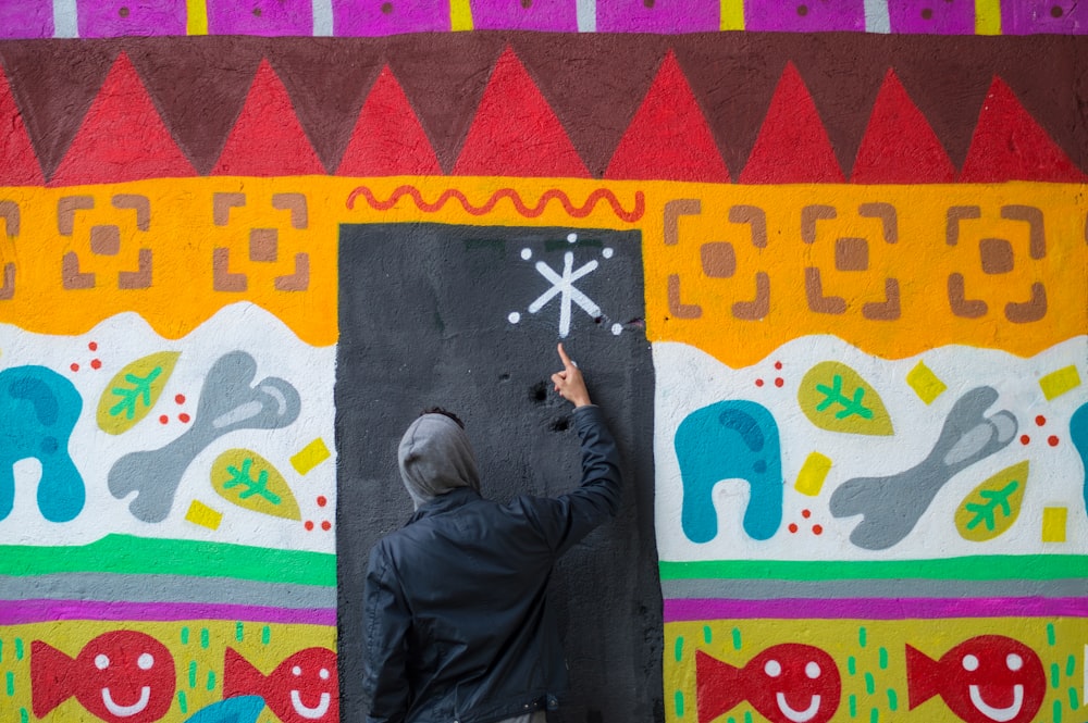 Mann steht und lehnt sich an die Wand