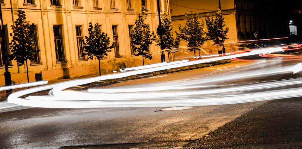Fotografía de lapso de tiempo de la carretera y el vehículo durante la noche