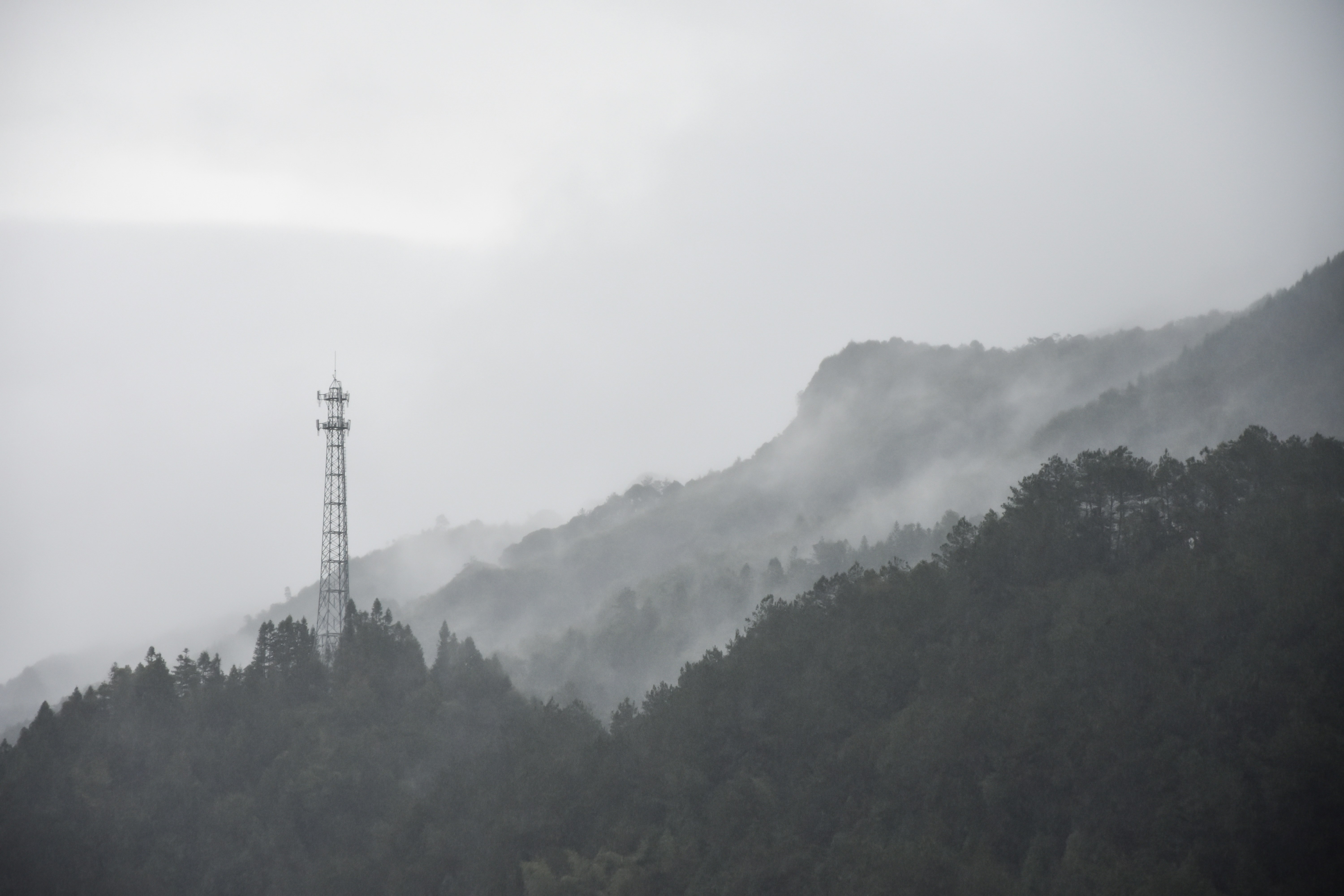 torre sulla collina coperta di nebbia