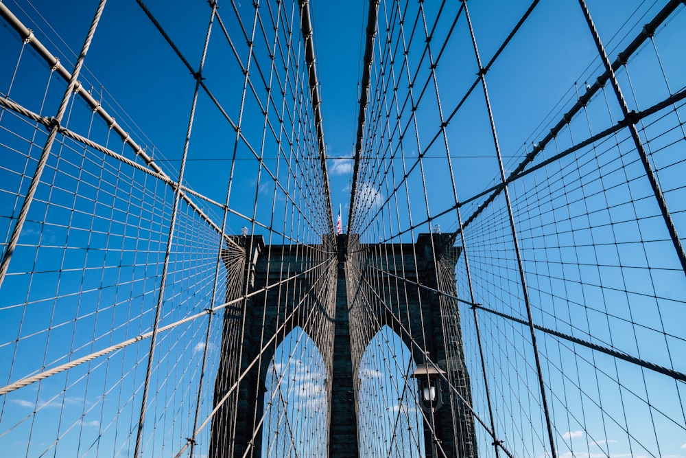 pont suspendu pendant la journée