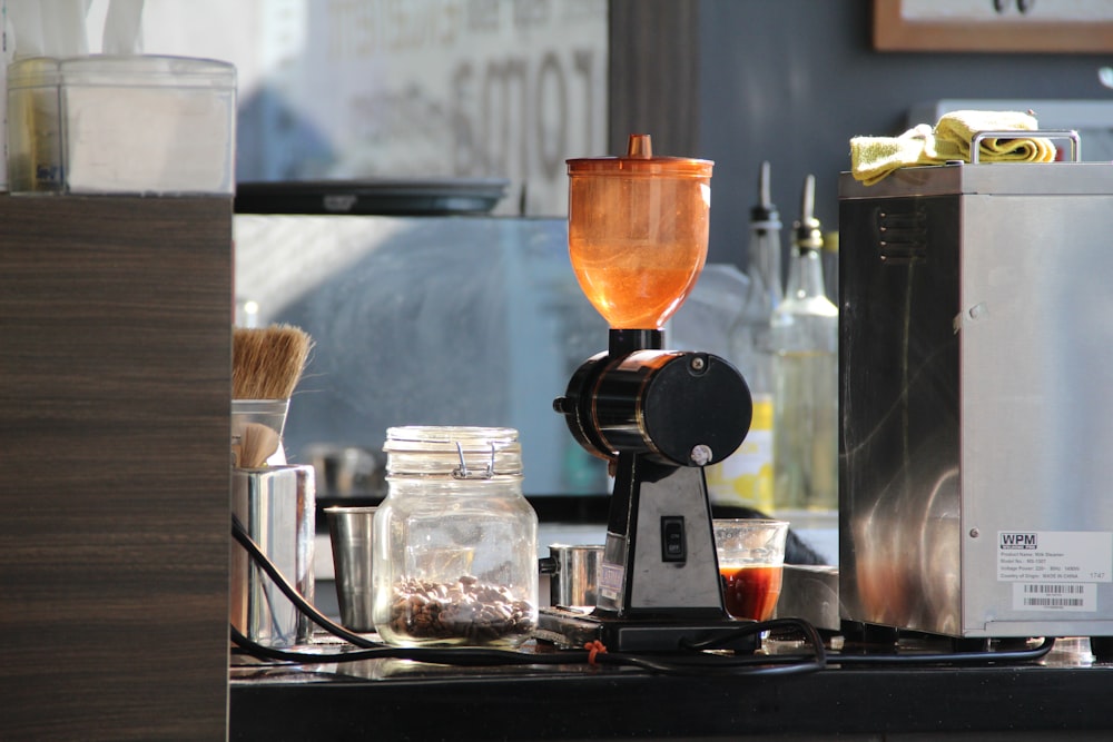 Foto zum Thema Kaffeemaschine auf dem Tisch – Kostenloses Bild zu  Wohnkultur auf Unsplash