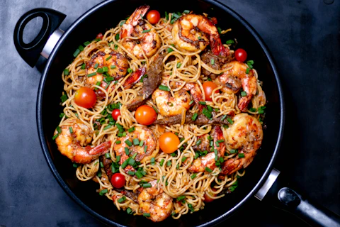 Pasta z owocami morza: małże, krewetki, zioła