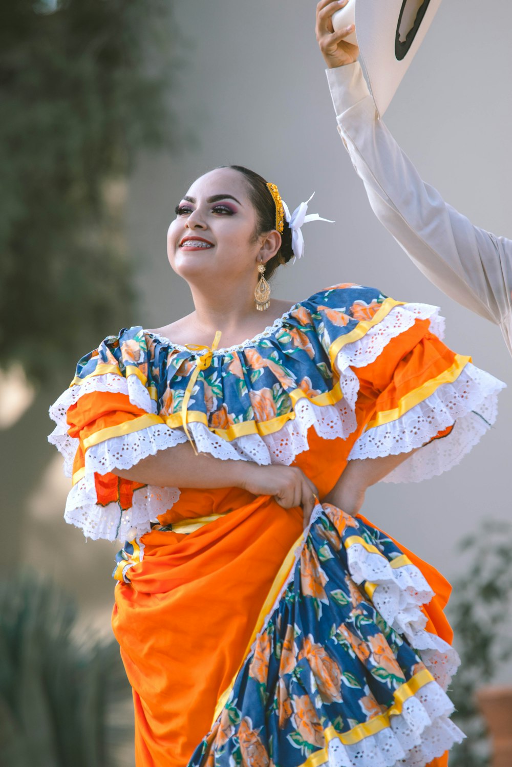 mujer bailando cerca de la persona