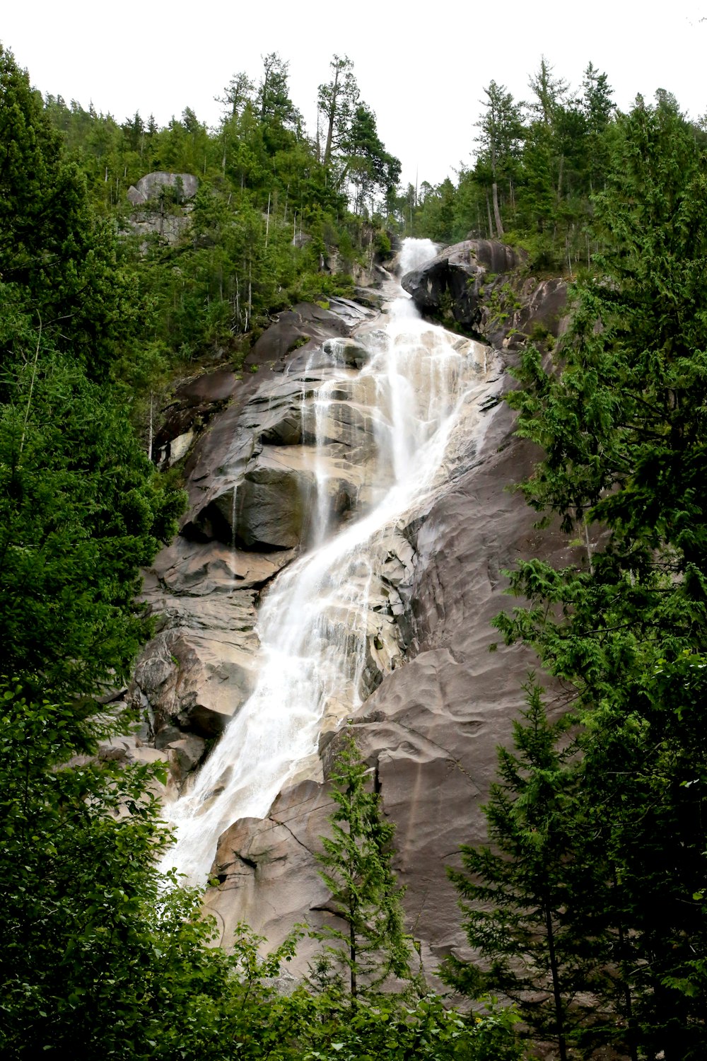 Cascada durante el día