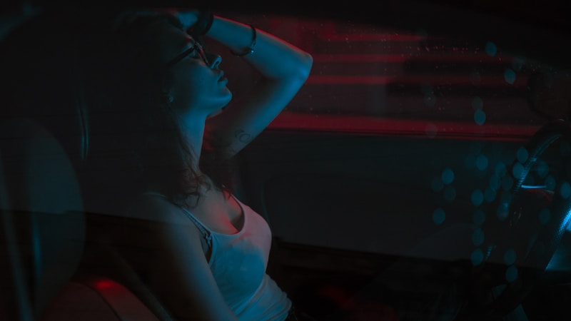 Nachdenkliche Frau im Auto