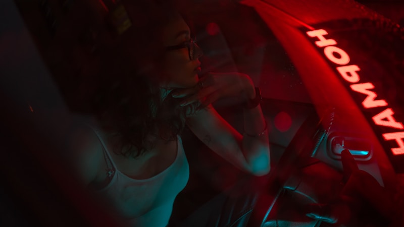 Nachdenkliche Party-Besucherin