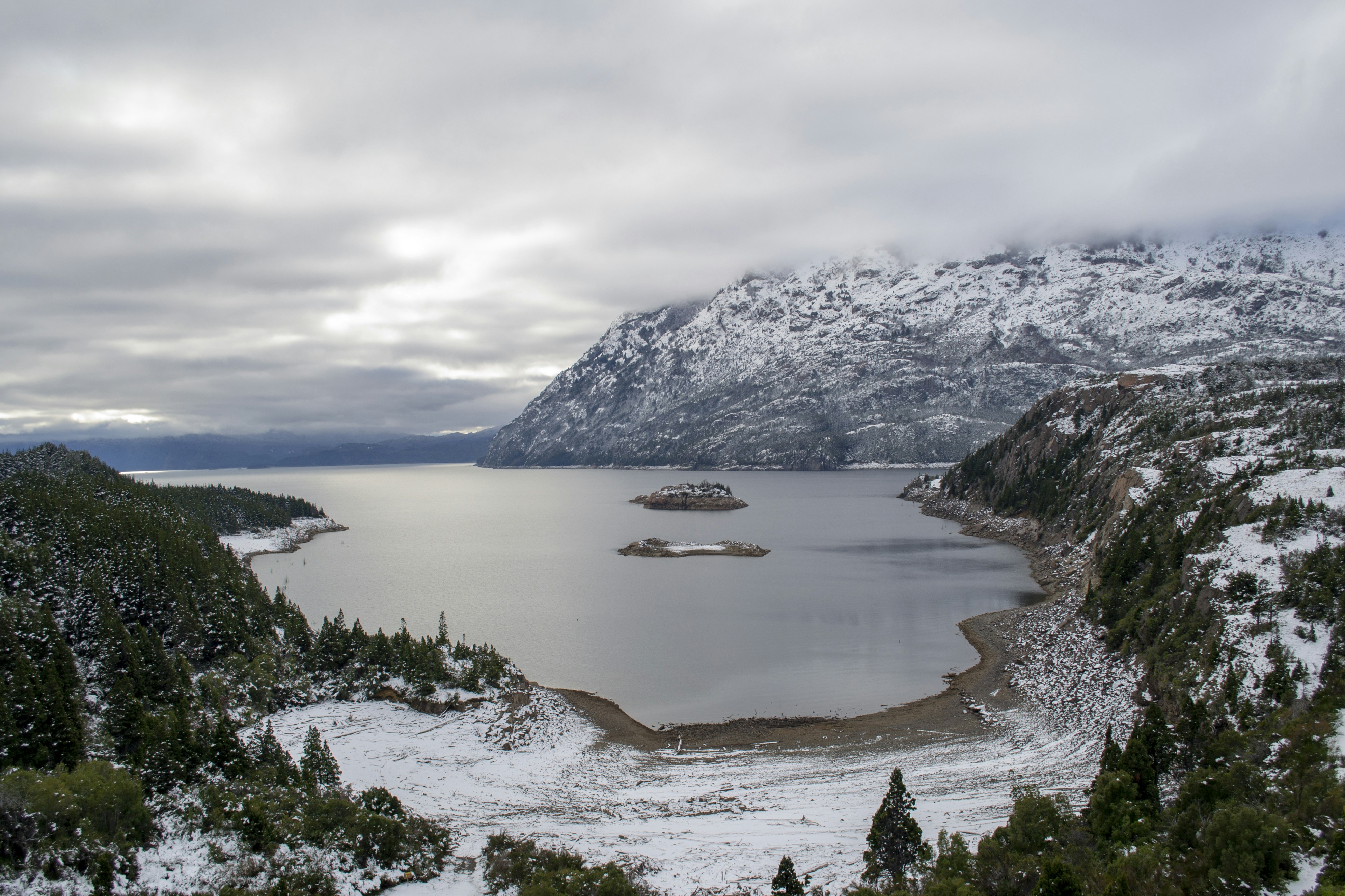 lake during daytimme