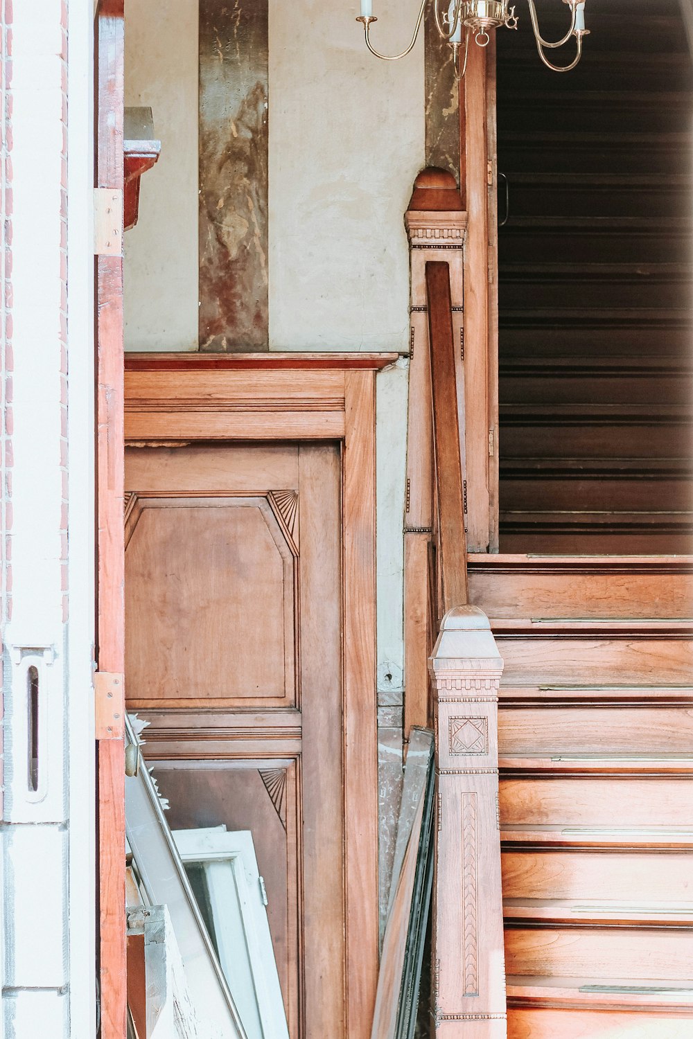 armoire en bois marron