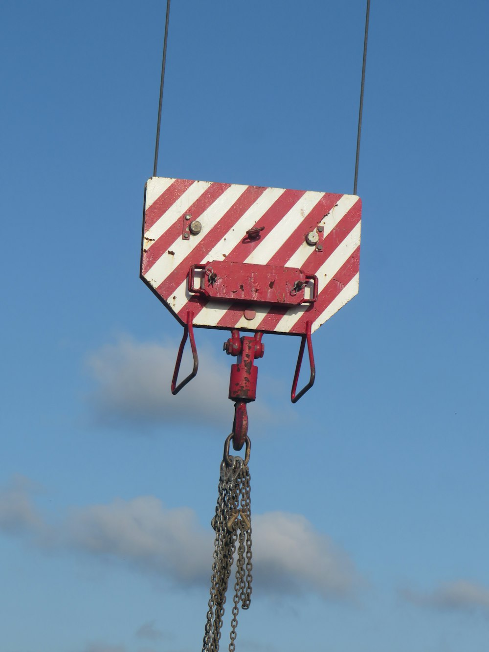 red and white chain block