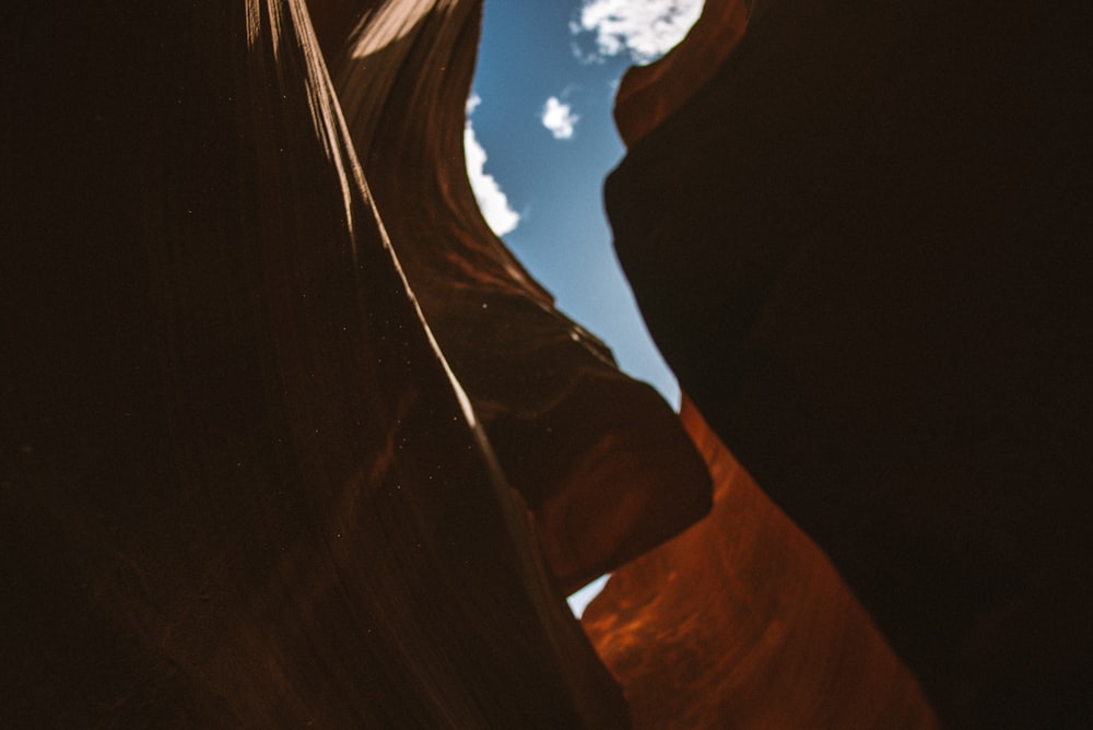 Ein Blick auf eine Schlucht mit einem Himmel im Hintergrund