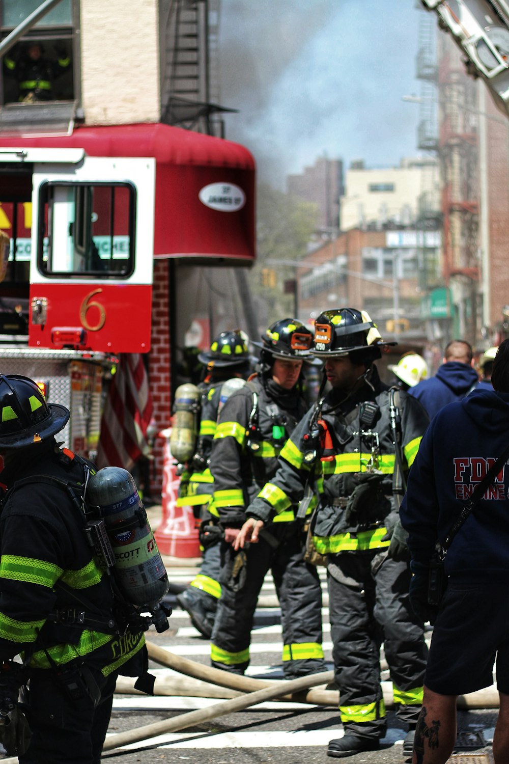 Personas paradas cerca de un camión de bomberos