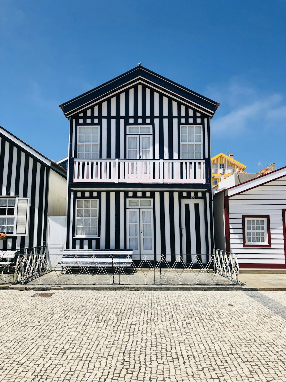 Schwarz-weißes Holzhaus