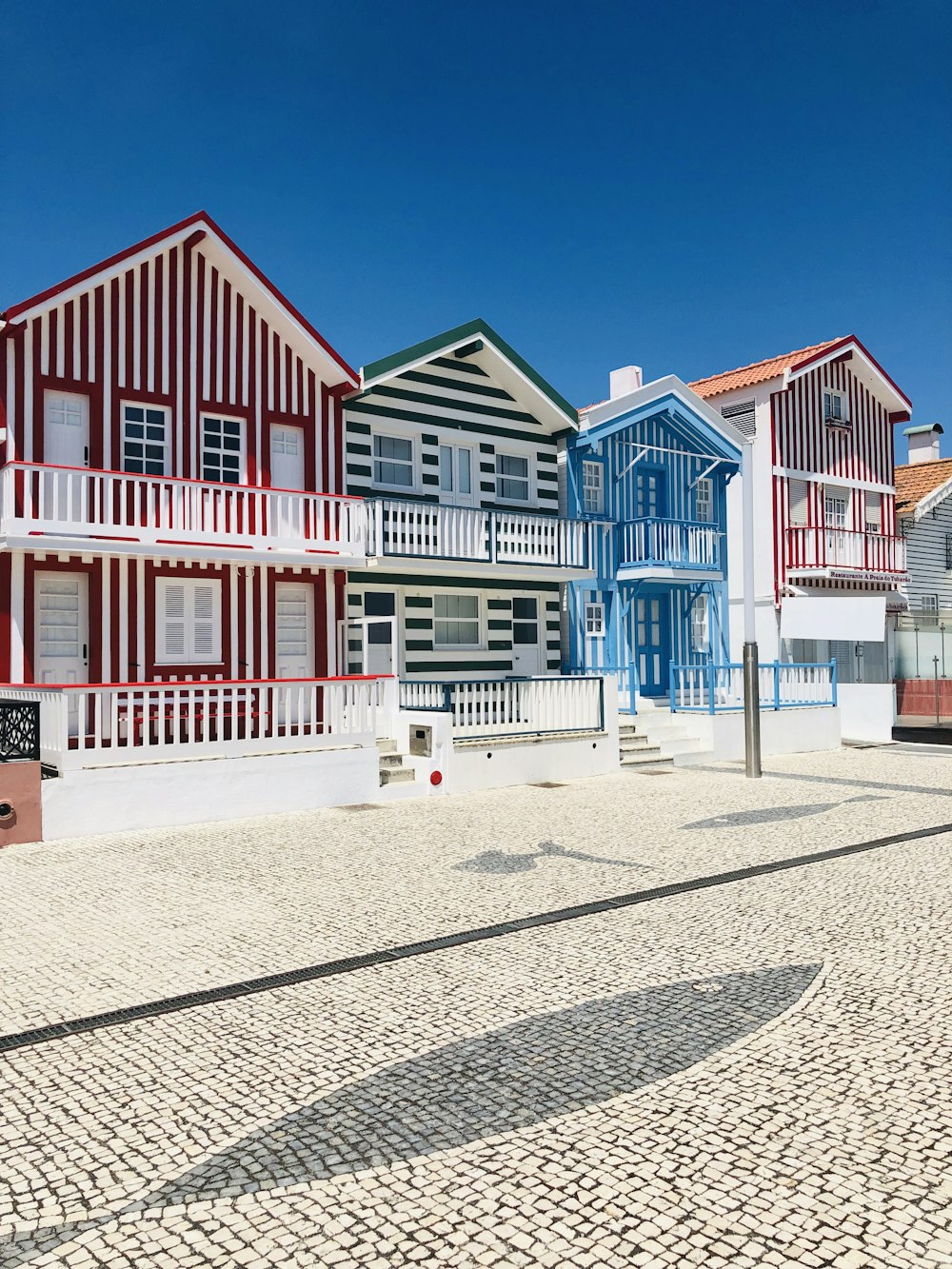 Maison blanche et rouge sous le ciel bleu le jour