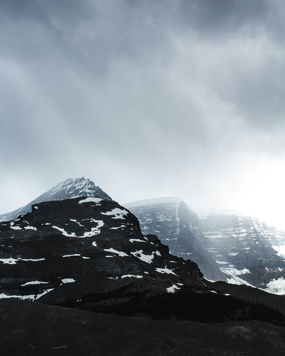 photo de paysage de montagne enneigée