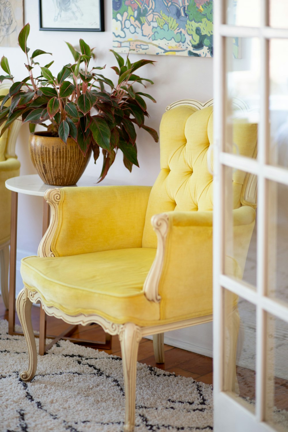 chaise de canapé jaune vide