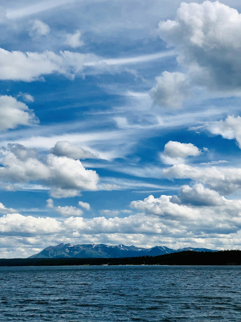 ocean and white clouds scenery