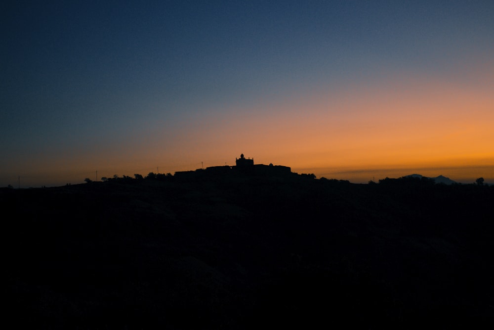 Montanha da silhueta sob o céu azul