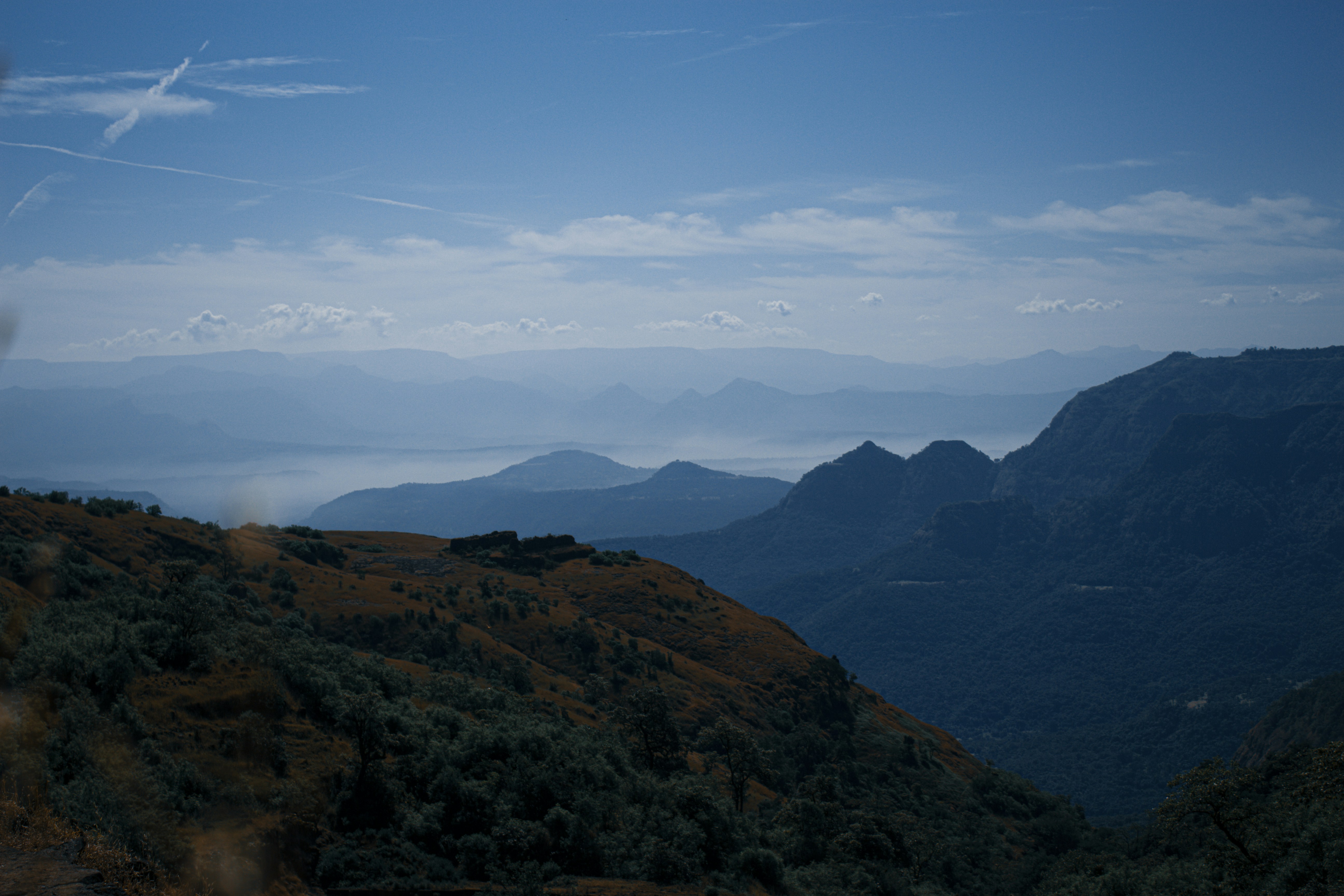 montagne sous un ciel bleu et blanc