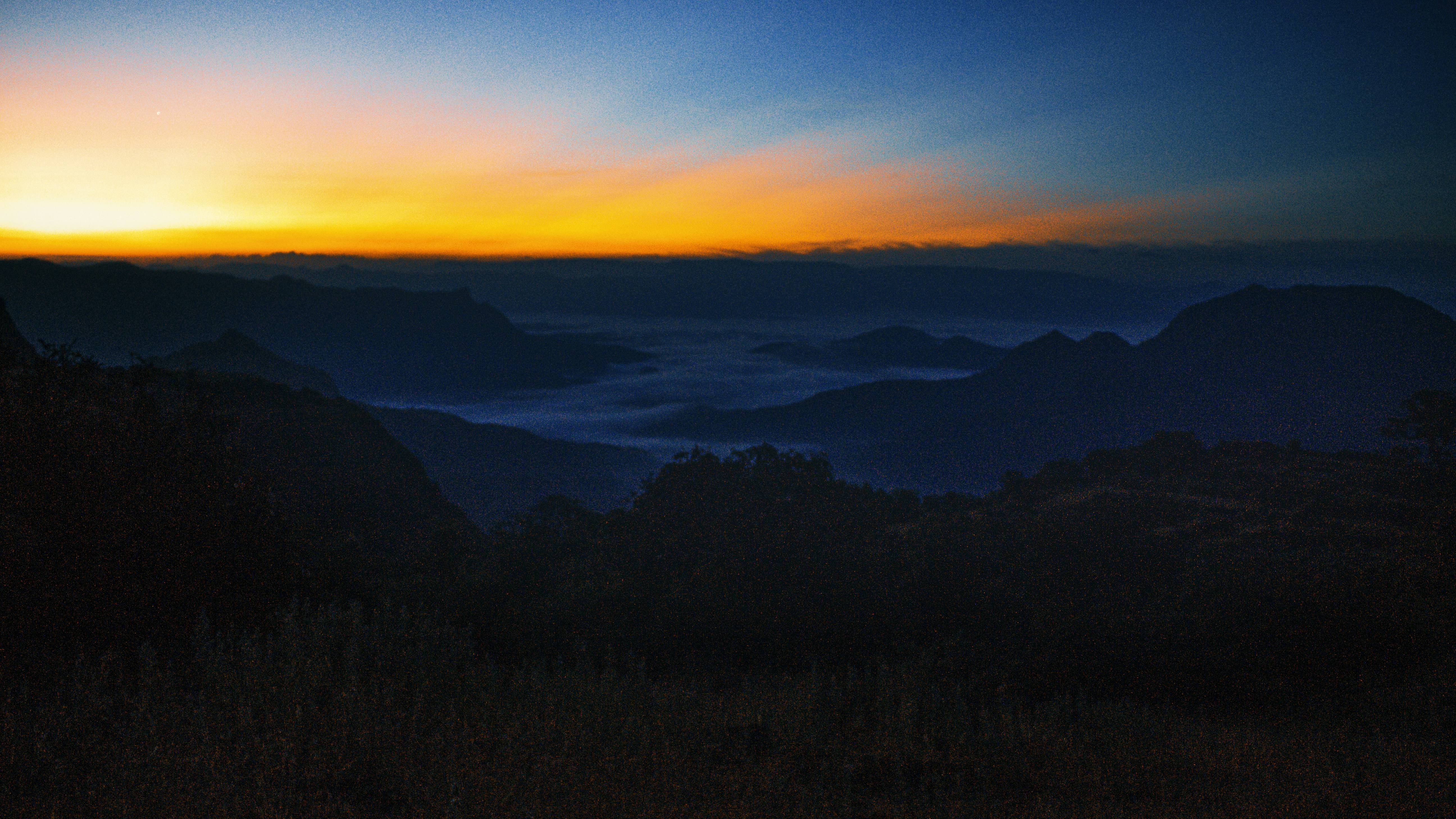 Montagnes pendant l’heure dorée