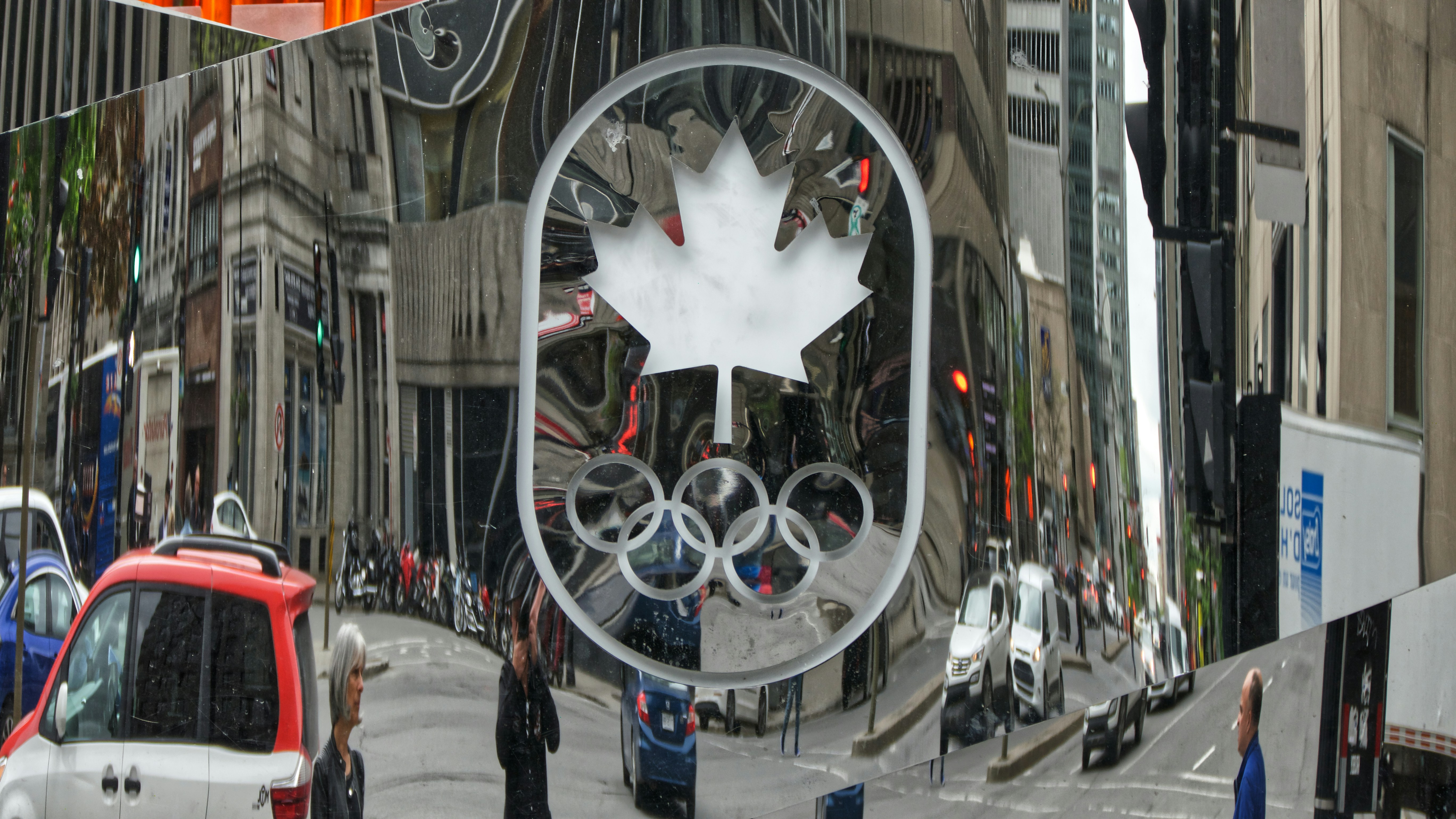 Reflets dans la sculpture moderne devant la Maison Olympique du Canada à Montréal.