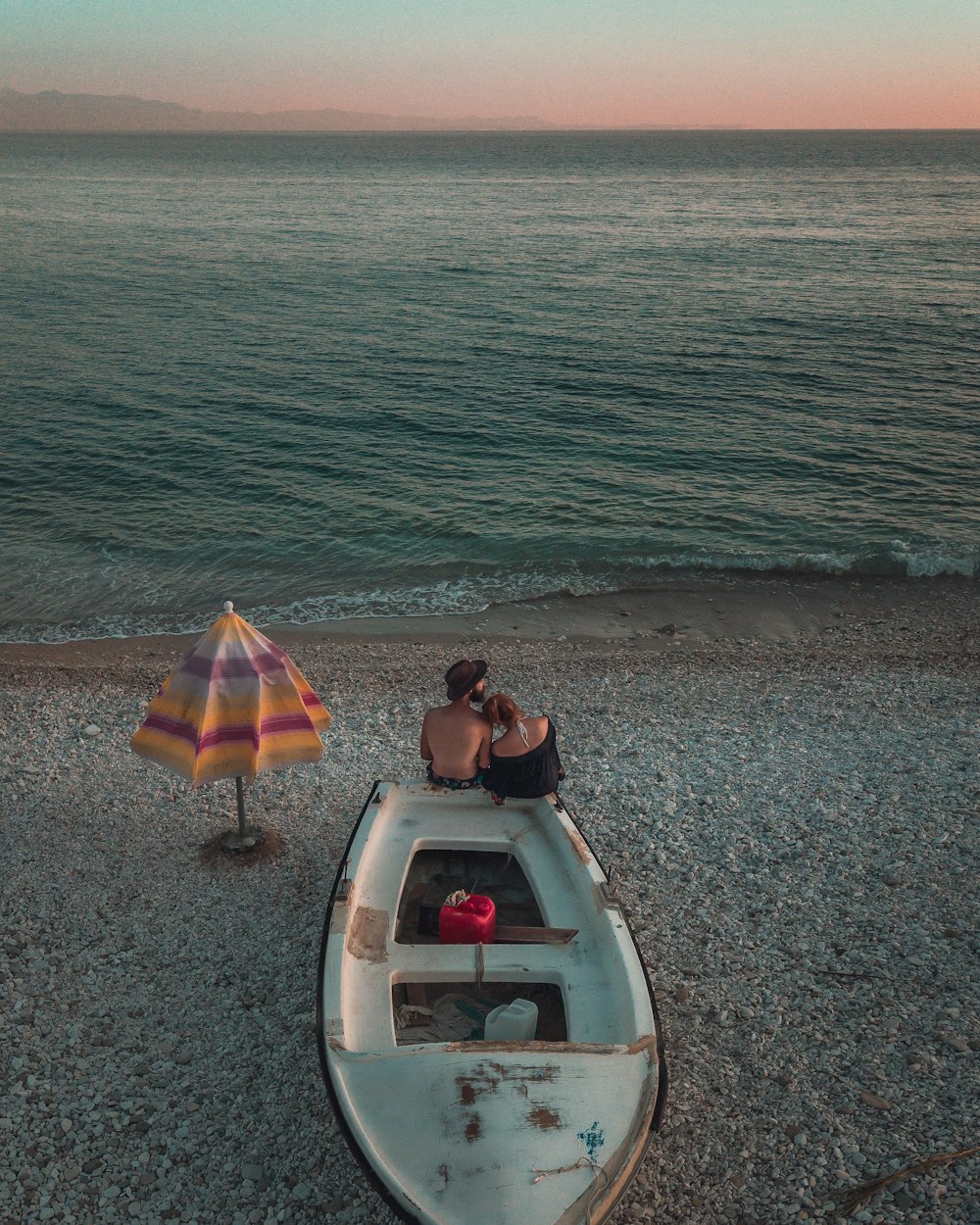 couple assis sur le bateau