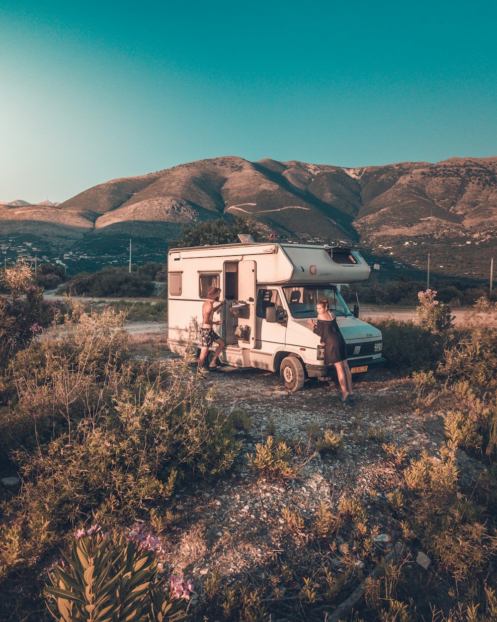 RV blanco al lado de la carretera