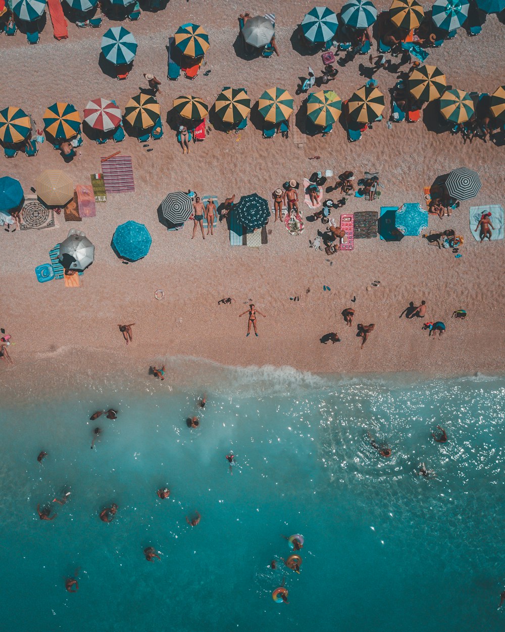 Luftbildgruppe von Personen, die am Strand genießen