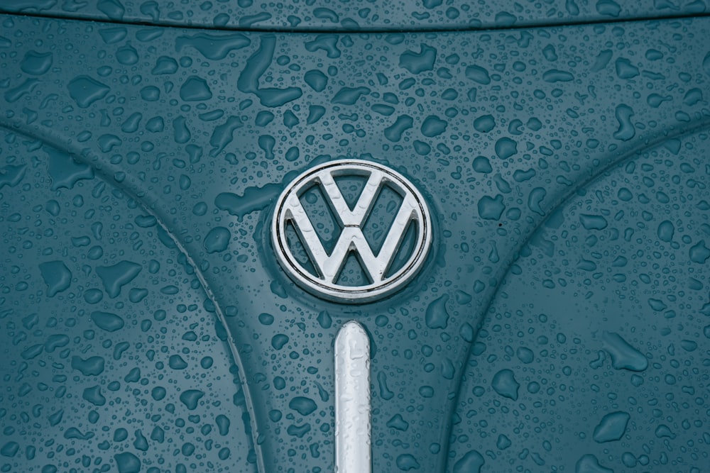 blaugrünes Volkswagen Fahrzeug