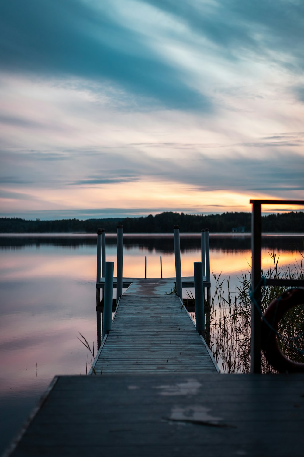 Dock aus schwarzem Holz