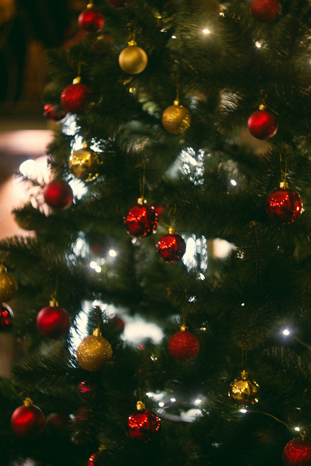 palline di Natale rosse e gialle fotografia ravvicinata