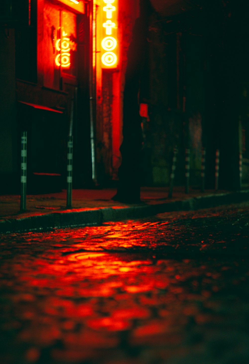 a red light shines on a city street at night