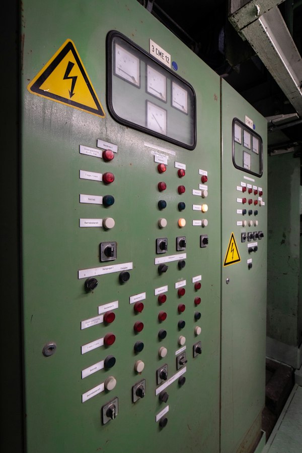 Detalle de componente montado en máquina, terreno del SEO para proveedores de sensores industriales