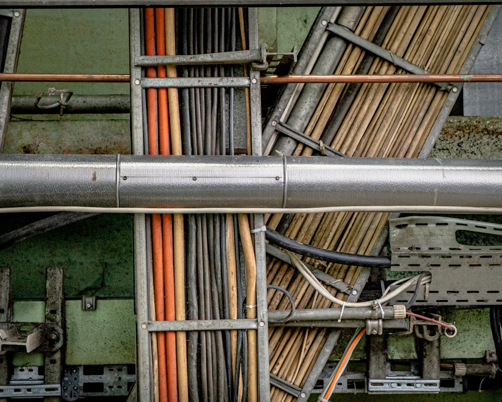 Un primer plano de tuberías y cables en un edificio