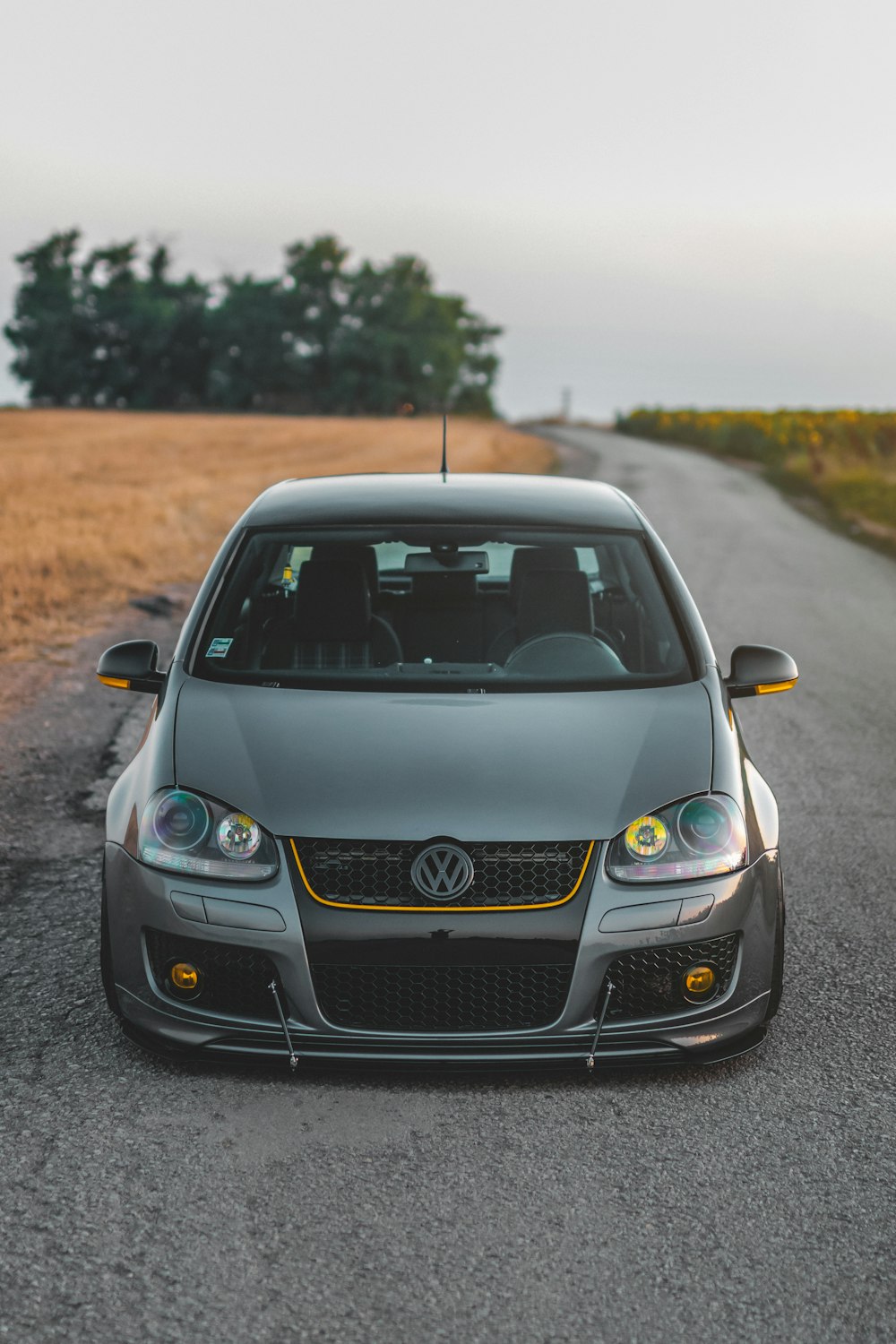 veicolo Volkswagen grigio su strada