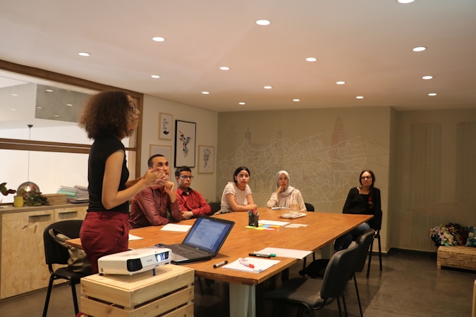 Presentation around a table