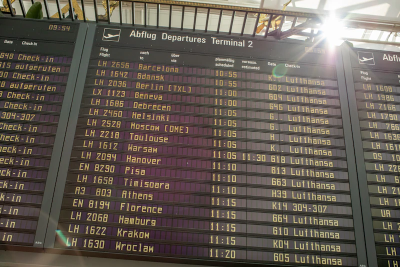 Tablón de salidas en aeropuerto europeo mostrando destinos internacionales