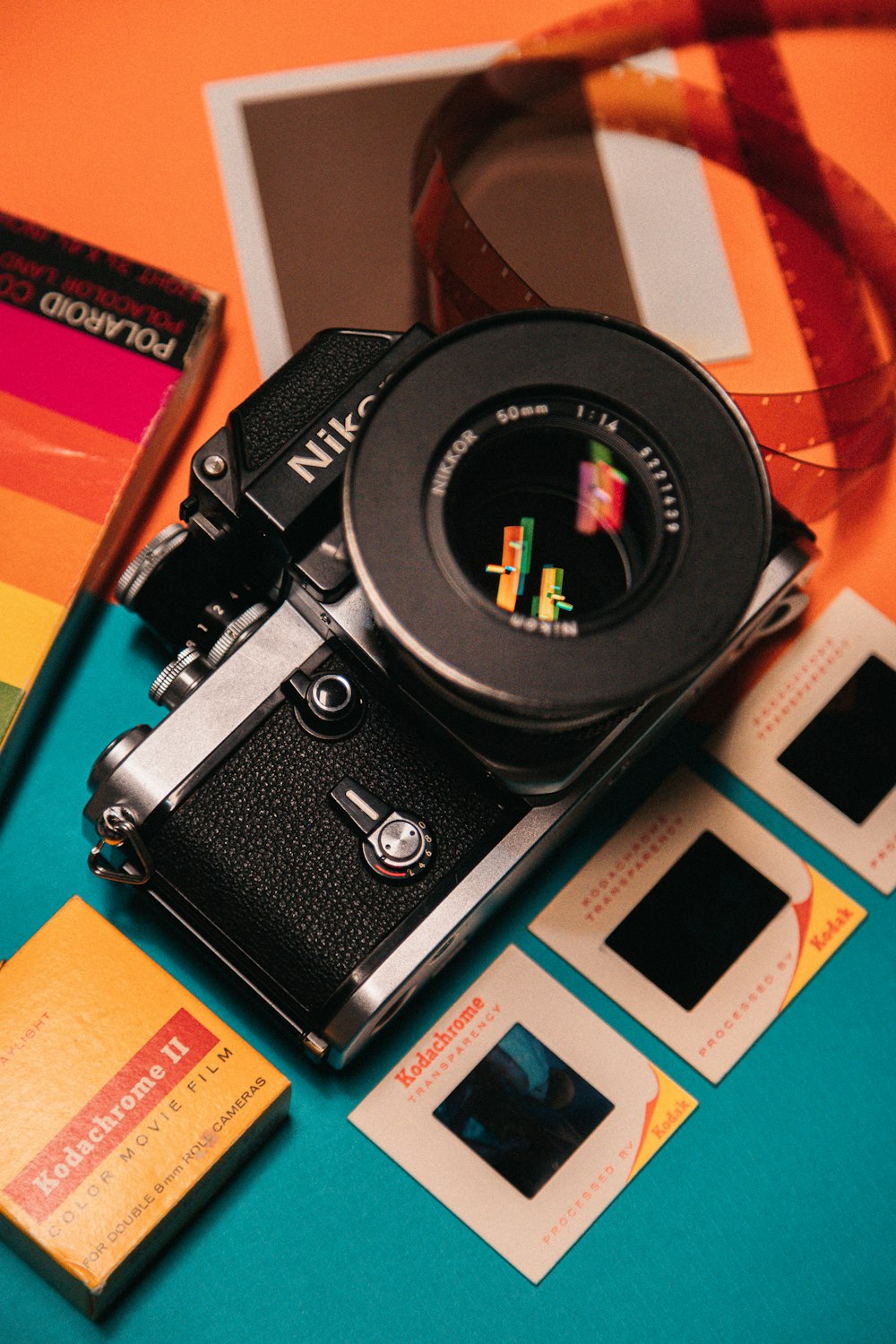 fotocamera DSLR Nikon nera su superficie blu