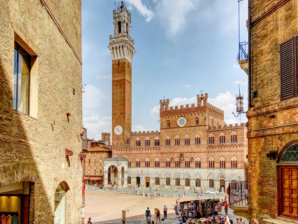 edifici in cemento marrone e grigio durante il giorno