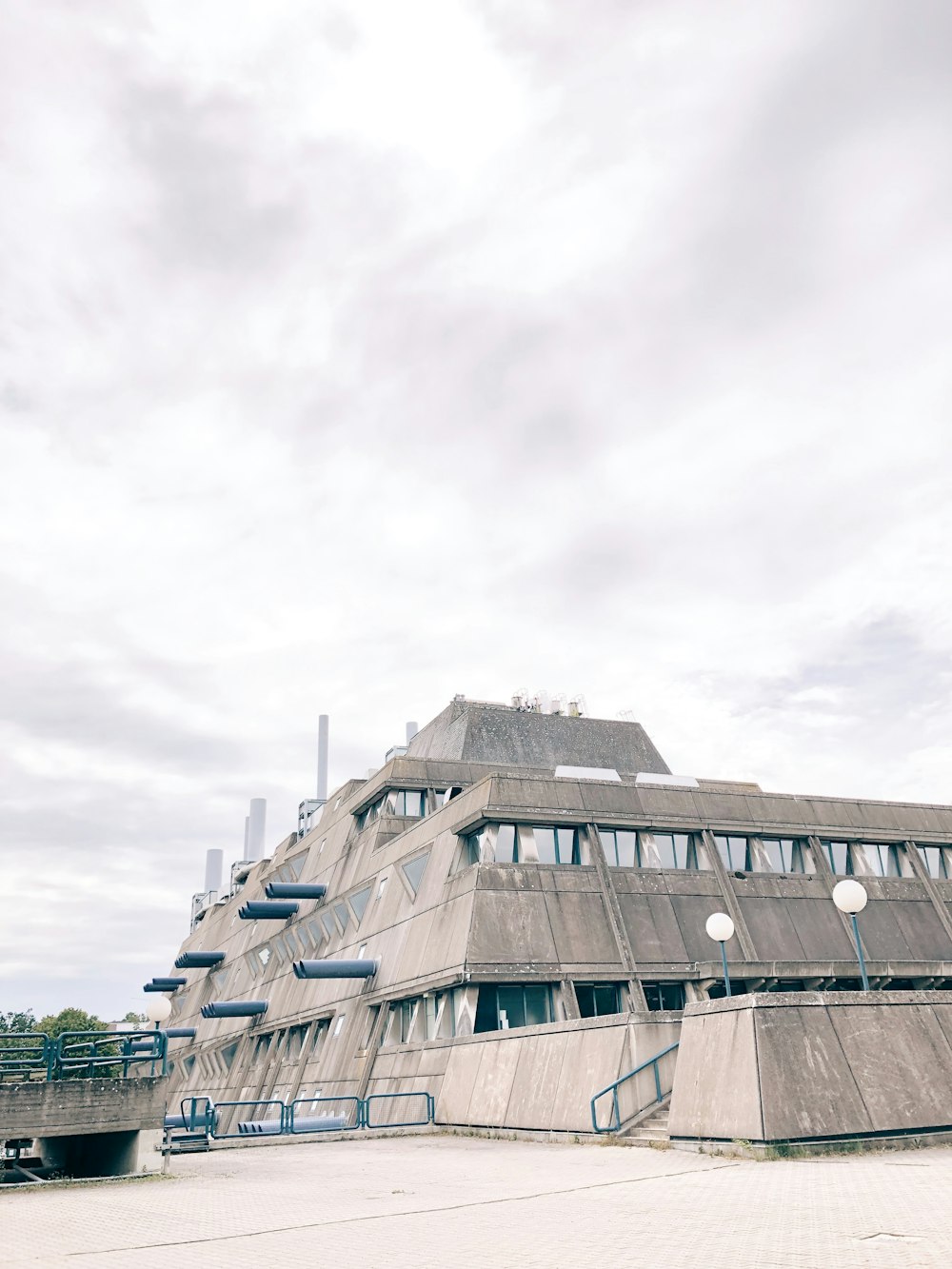 gray concrete building