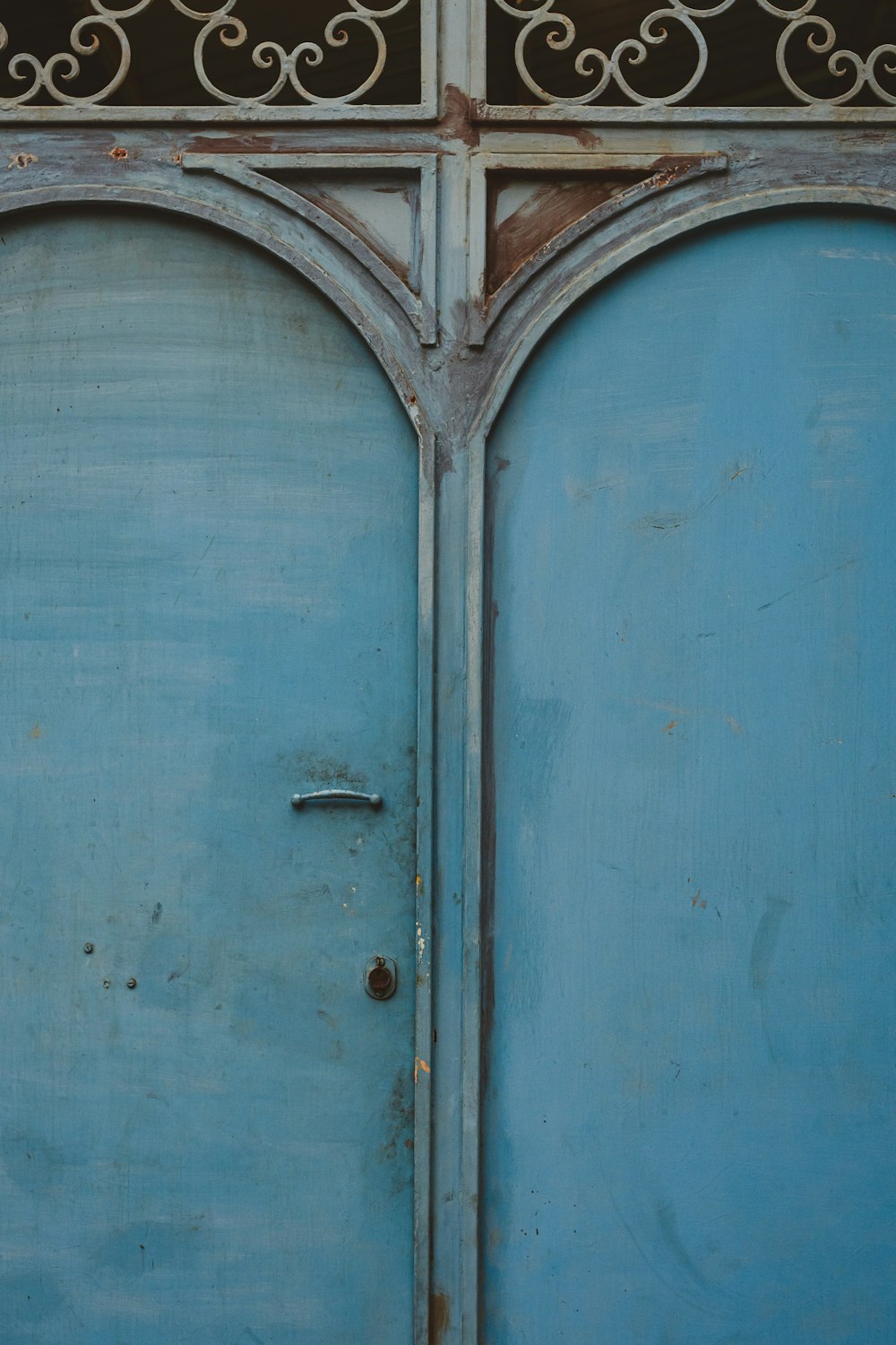 blue metal gate close-up photography