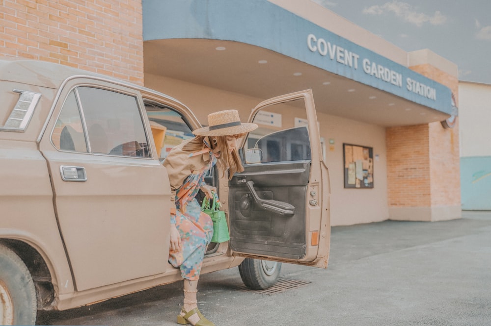 Mujer saliendo del coche