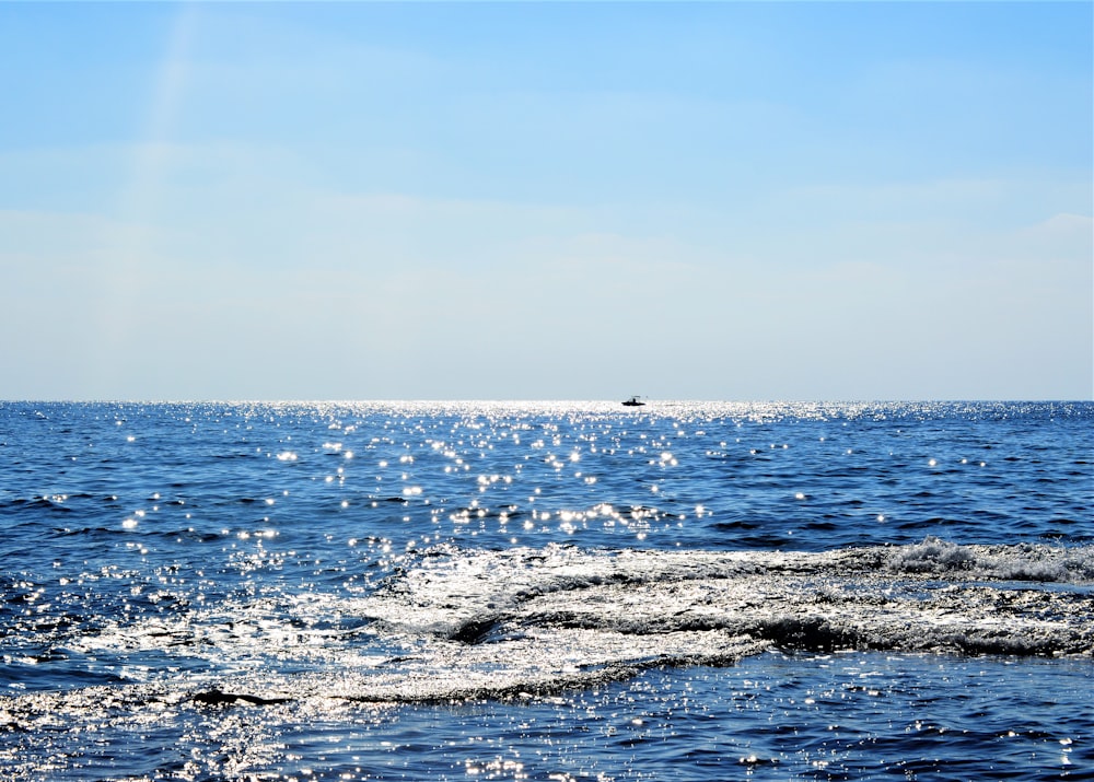 sea waves during daytime