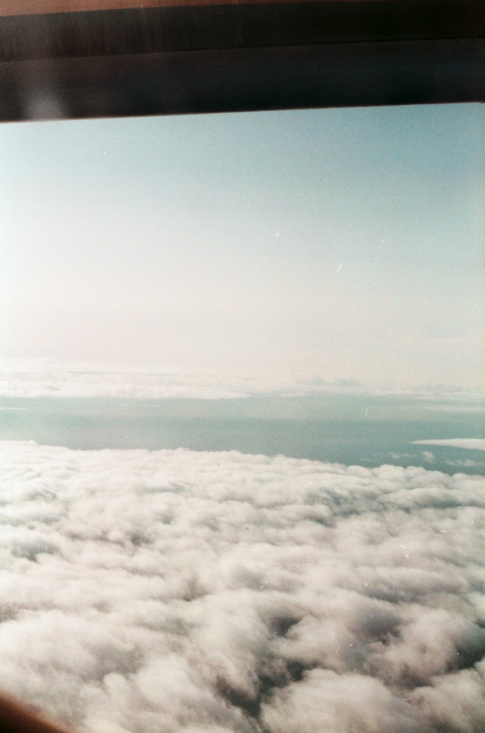 Une vue des nuages depuis une fenêtre d’avion