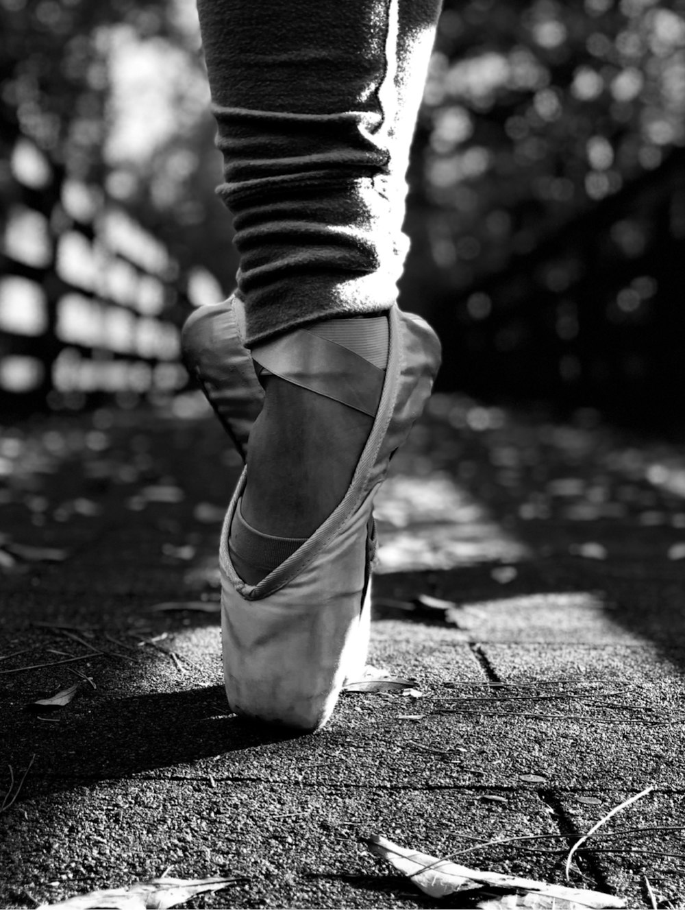 uma foto em preto e branco de uma pessoa usando sapatos de balé